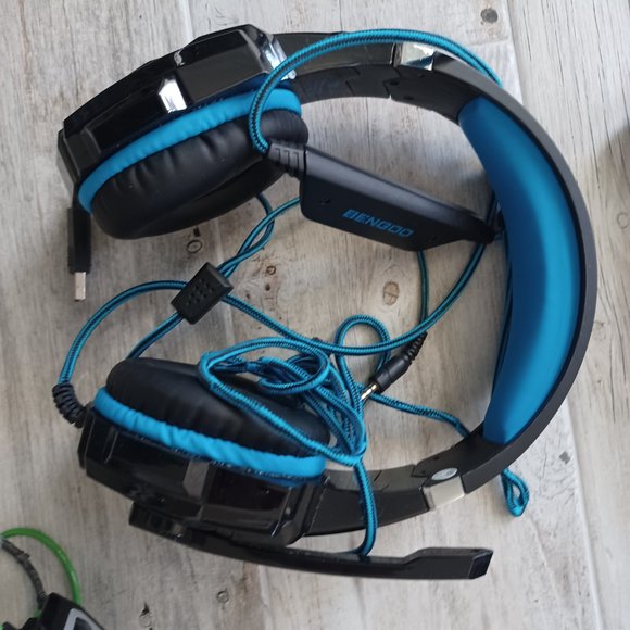 Xbox Controllers and headsets - Picture 11 of 11